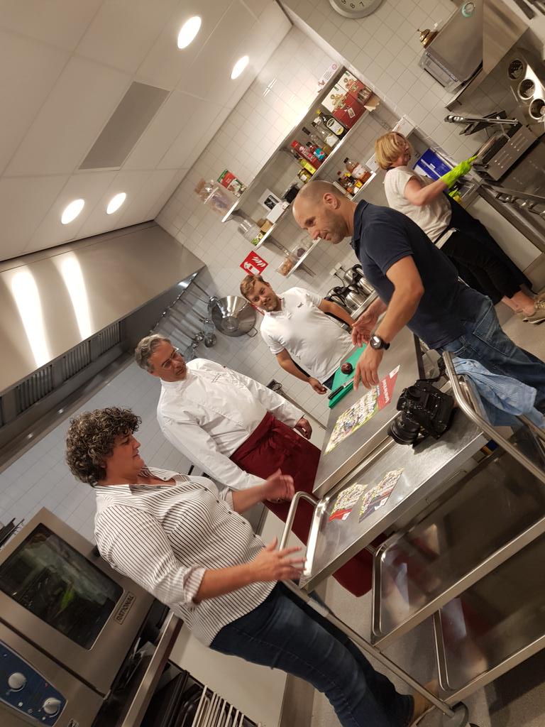 Voorbeidingen voor het WijWaalre dorpsdiner in volle gang. Voor iedeteen een echt 'uitje'!