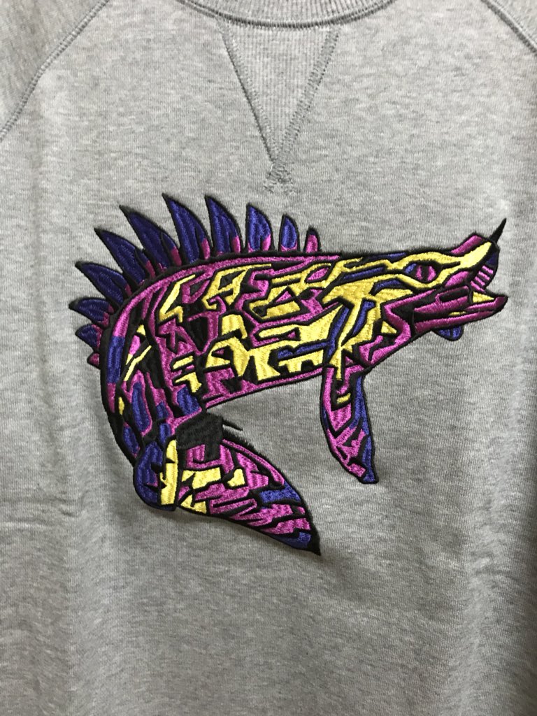 saaaaaaa_3104cK's tweet photo. ENDLICHERIがコラボしたATSUSHI NAKASHIMAのスウェット届いてたー😭😭😭✨ほんまは剛くんも着てた刺繍もグレーのが欲しかったけど売り切れてた…でもカラーでも全然かっこいい！箱の中身も三角柄で素敵♡⃜絶対LIVEに着ていく:;(∩´///`∩);:
#ENDLICHER #AtsushiNakashima #堂本剛 https://t.co/M2vP5h4ifD