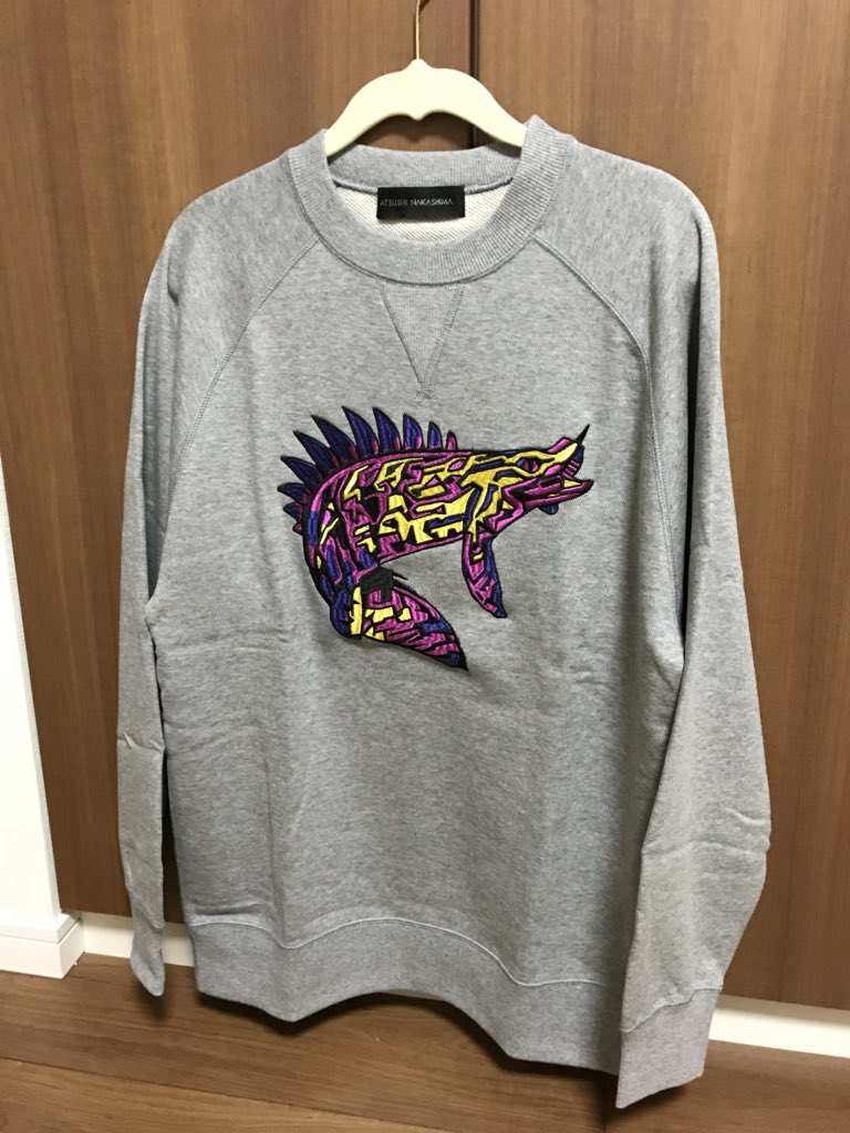 saaaaaaa_3104cK's tweet photo. ENDLICHERIがコラボしたATSUSHI NAKASHIMAのスウェット届いてたー😭😭😭✨ほんまは剛くんも着てた刺繍もグレーのが欲しかったけど売り切れてた…でもカラーでも全然かっこいい！箱の中身も三角柄で素敵♡⃜絶対LIVEに着ていく:;(∩´///`∩);:
#ENDLICHER #AtsushiNakashima #堂本剛 https://t.co/M2vP5h4ifD