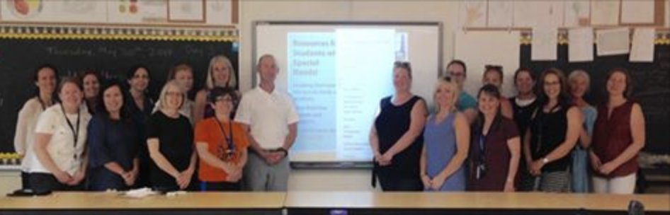 KPRETFO's tweet photo. CR Gummow PS Teachers in Coubourg coming together to #BuildBetterSchools on June 7t! https://t.co/gsMpZ5JCx3