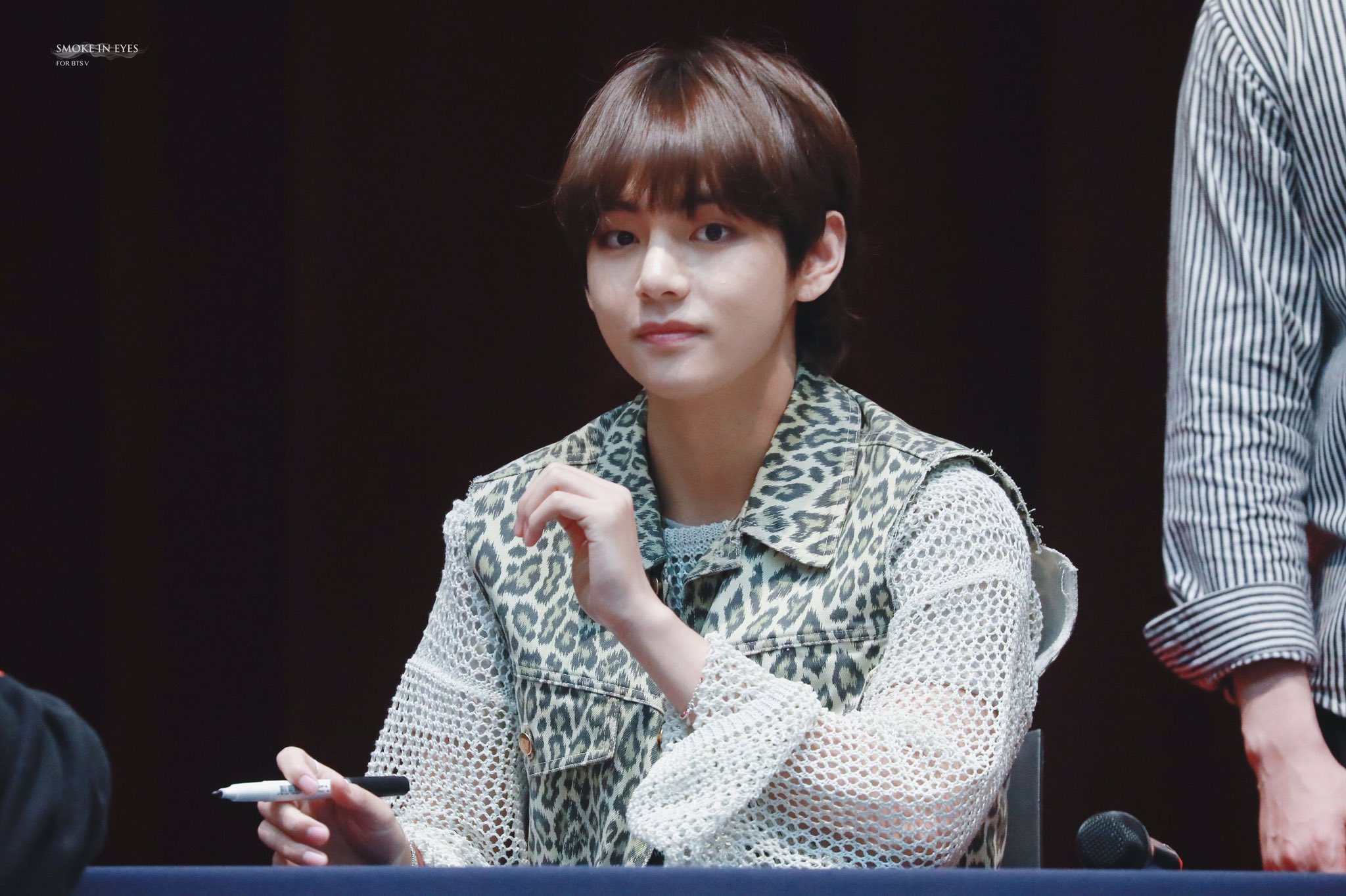 Smoke in Eyes on Twitter: "Hey 180527 알라딘 #태형 #뷔 #V #BTS #방탄소년단 @BTS_twt…