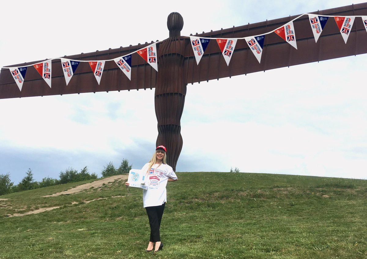 neoda_oils's tweet photo. Well, well, well even the #AngeloftheNorth is getting involved in the #nationalfishandchipday #RoutetoLondon relay! Pictured here with Jackie from @HenryColbeck! https://t.co/HarrHJulHl