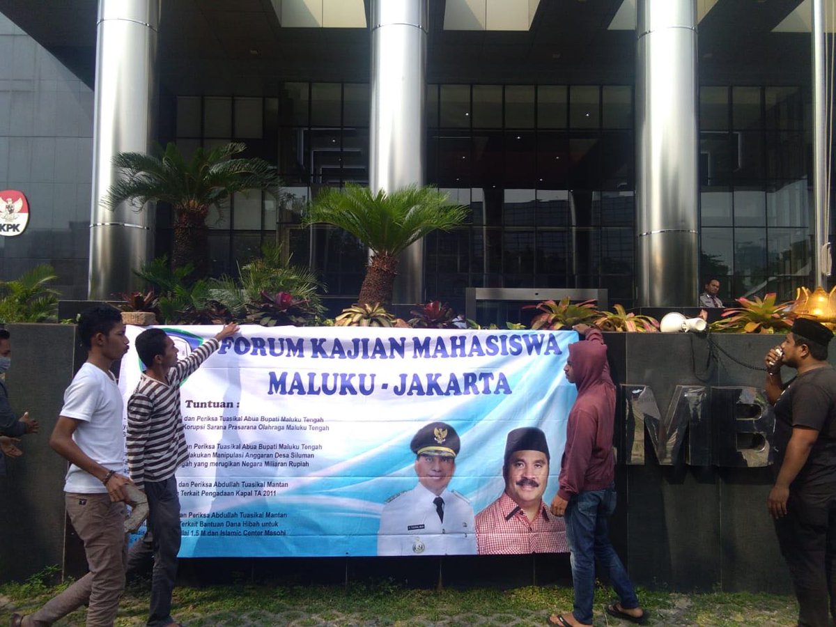 ester_parihala's tweet photo. Semoga KPK Tangkap Dia Jua Kaa Korupasi Banya Tu #MelawanKemiskinan #MenolakLupaKoruptor #SelamatkanMaluku #Maluku @jokowi @MalukuTeras @mohmahfudmd @mollucastime https://t.co/GQxIW8gr9t