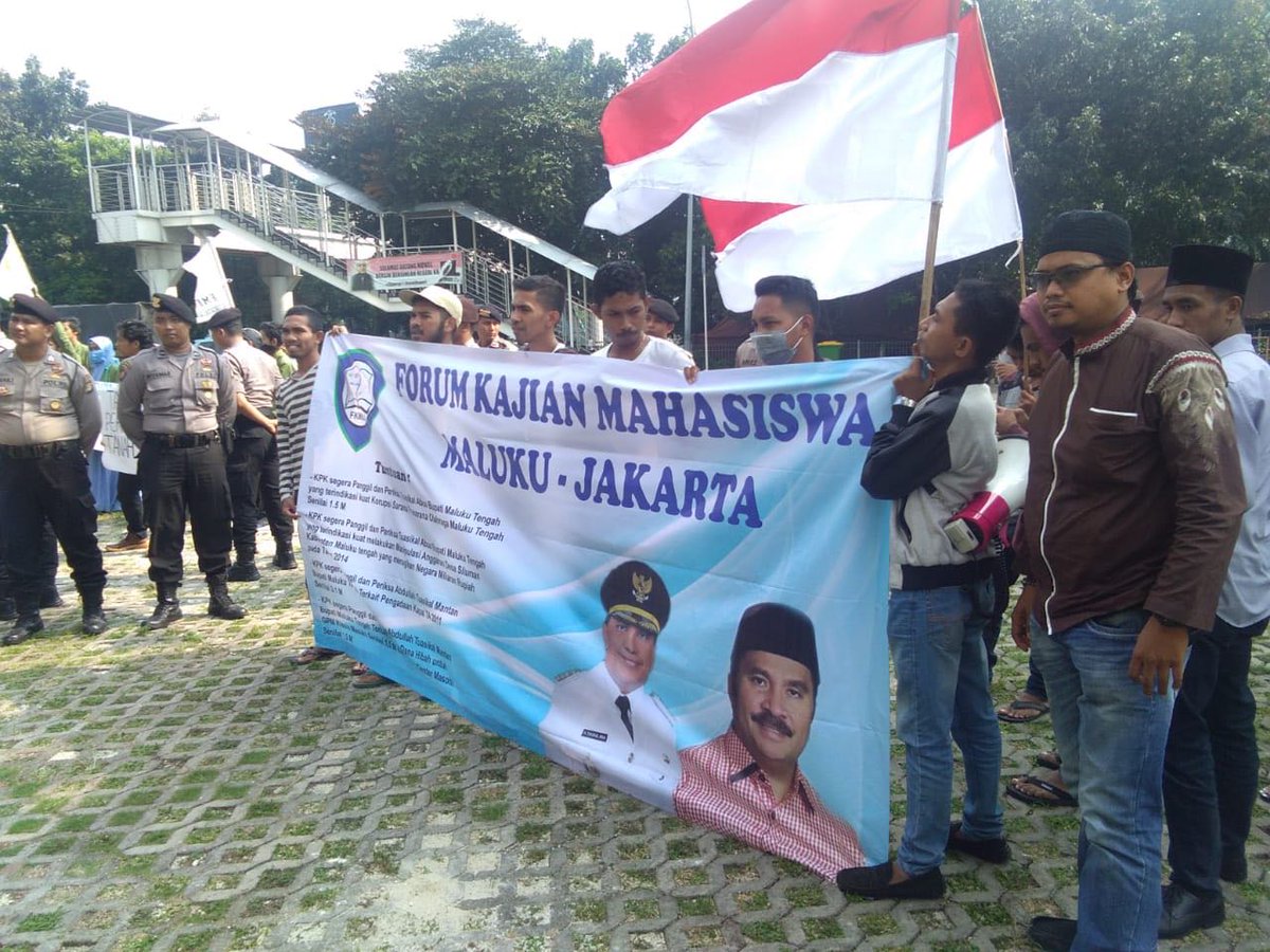 ester_parihala's tweet photo. Semoga KPK Tangkap Dia Jua Kaa Korupasi Banya Tu #MelawanKemiskinan #MenolakLupaKoruptor #SelamatkanMaluku #Maluku @jokowi @MalukuTeras @mohmahfudmd @mollucastime https://t.co/GQxIW8gr9t