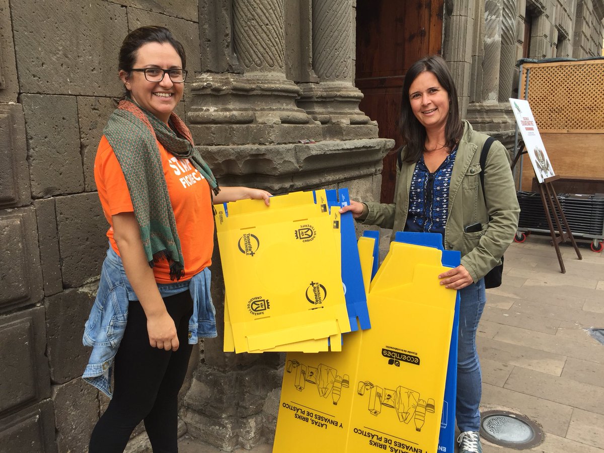 FICMECanarias's tweet photo. Compartimos sostenibilidad ♻️con centros educativos. Cedemos estos contenedores gracias a @TFsostenible #FICMEC2018 🌱 #desplazamientonatural https://t.co/aN04iLRKBM