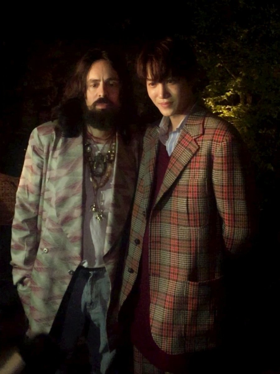 weareoneEXO's tweet image. 프랑스 ‘구찌 2019 크루즈 패션쇼’에서 #크리에이티브디렉터 #알레산드로미켈레 와 함께한 #카이 의 모습을 여러분께 공개합니다!

#EXO #KAI #GUCCI_KAI @gucci