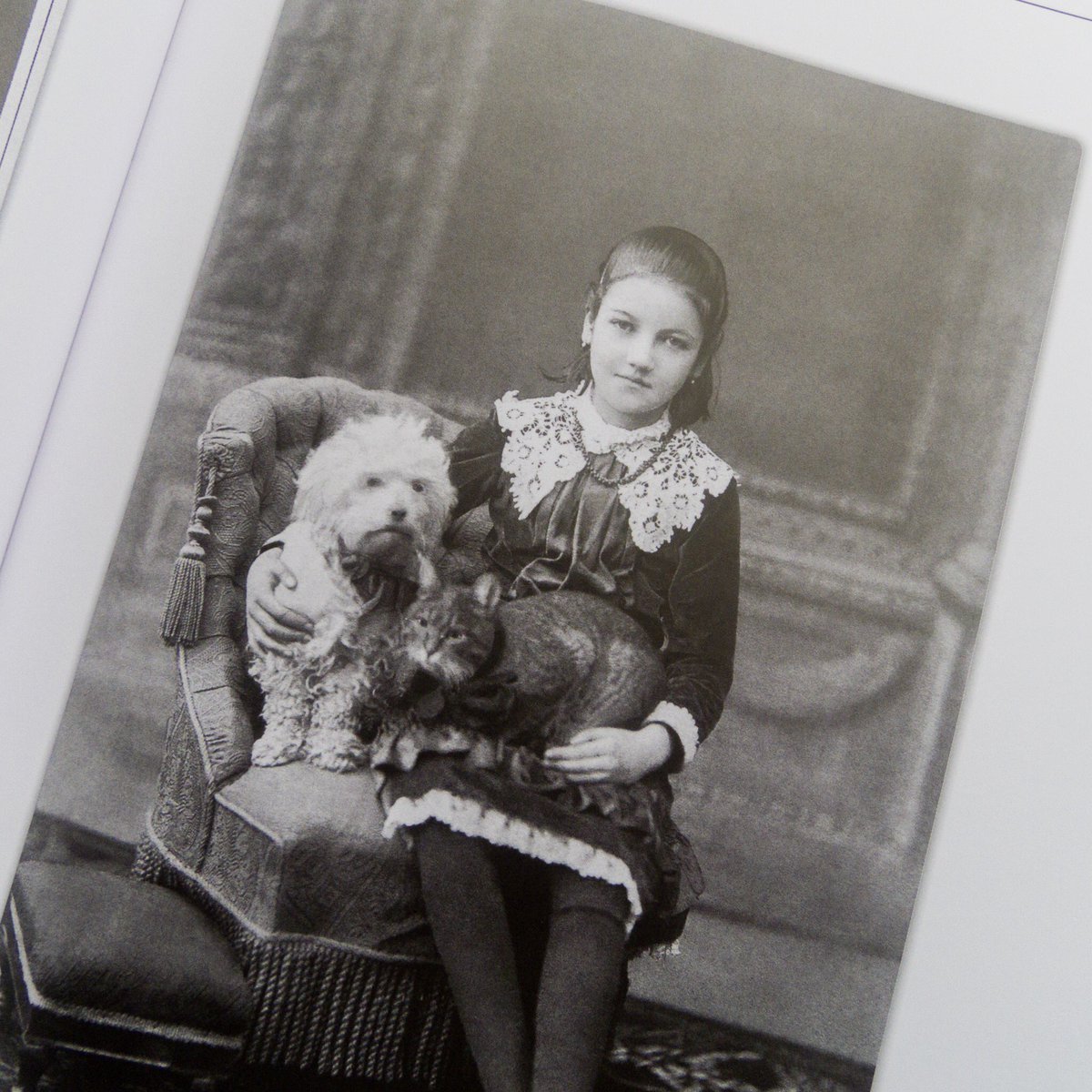 イスクーストバ ロシア 東欧のアートブック専門店 帝政ロシア 時代の子ども服を写した写真集です 大人のように着飾った子どもたちはあどけないながらも凛々しい表情をしています 19世紀から世紀初頭のロシア貴族の服飾史を知る上でも貴重な写真図版を