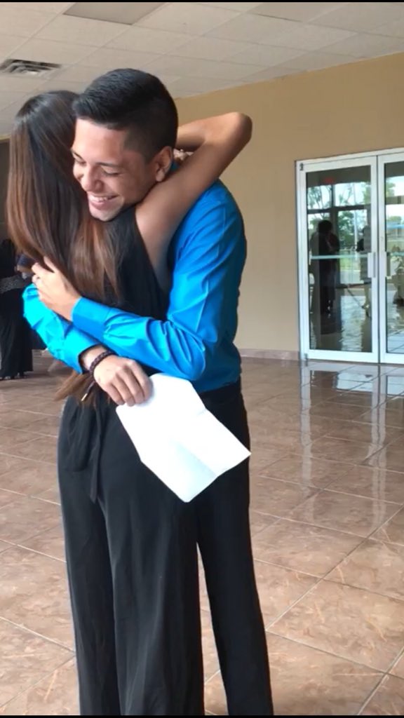 andeliz405's tweet image. My baby on Wednesday gave me a paper and told me to open it and read it. when I read it I could not believe it. He told me not to tell him the answer at that moment, that if the next day I gave him the painted drawing, my answer was yes. 😭 God of course I said YES #Promdate 🖤✨