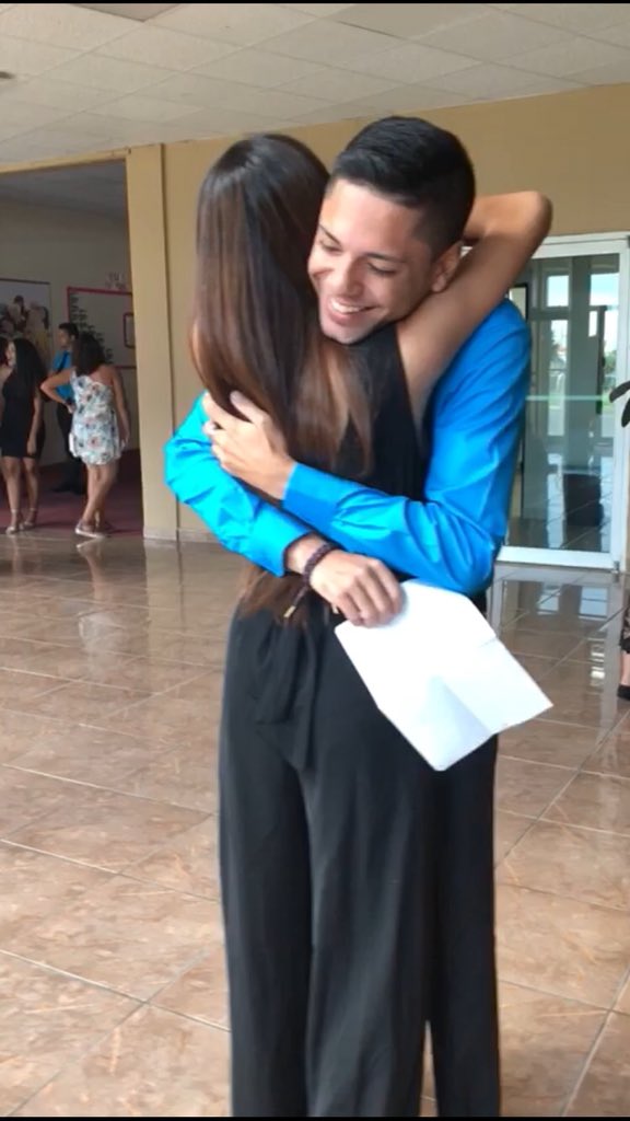 andeliz405's tweet image. My baby on Wednesday gave me a paper and told me to open it and read it. when I read it I could not believe it. He told me not to tell him the answer at that moment, that if the next day I gave him the painted drawing, my answer was yes. 😭 God of course I said YES #Promdate 🖤✨