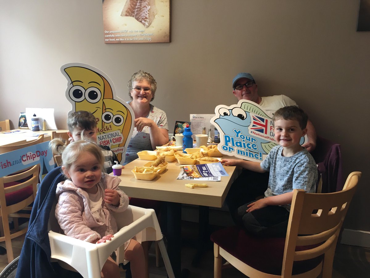 neoda_oils's tweet photo. In South Wales the @Middletonfoods team had a smashing visit to @penalunasffc as the #nationalfishandchipday #RoutetoLondon relay marches on. They were Wales Area Winners in the 2018 @FishNChipAwards & will be giving away 1 of the smart new 10p pieces to customers tomorrow! https://t.co/Asxpt2rHle