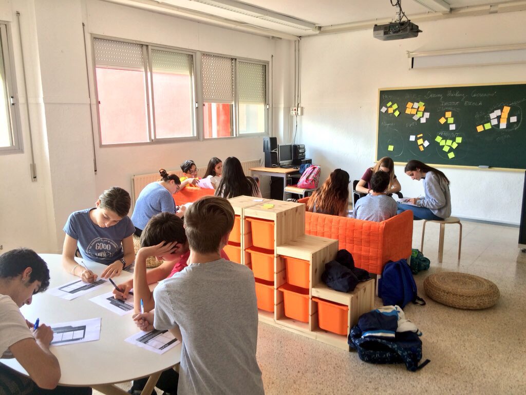 IEDMangrane's tweet photo. Qui millor que els protagonistes?? Avui... #dissenythinking #cocreació amb l’alumnat sobre l’Institut Escola. Recollim idees💡 per tenir-les presents😀 @DolorsQueralt @alesav81 @cristinaglezga @PedroCozar @escolanova21 @xarxaCb #patis #espais #organització #recursos #dinàmiques https://t.co/DEtiSpQYJN