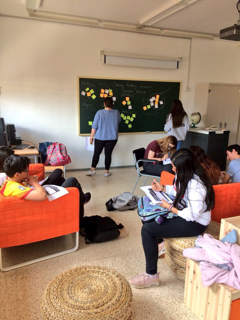 IEDMangrane's tweet photo. Qui millor que els protagonistes?? Avui... #dissenythinking #cocreació amb l’alumnat sobre l’Institut Escola. Recollim idees💡 per tenir-les presents😀 @DolorsQueralt @alesav81 @cristinaglezga @PedroCozar @escolanova21 @xarxaCb #patis #espais #organització #recursos #dinàmiques https://t.co/DEtiSpQYJN