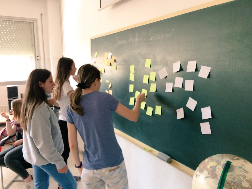 IEDMangrane's tweet photo. Qui millor que els protagonistes?? Avui... #dissenythinking #cocreació amb l’alumnat sobre l’Institut Escola. Recollim idees💡 per tenir-les presents😀 @DolorsQueralt @alesav81 @cristinaglezga @PedroCozar @escolanova21 @xarxaCb #patis #espais #organització #recursos #dinàmiques https://t.co/DEtiSpQYJN