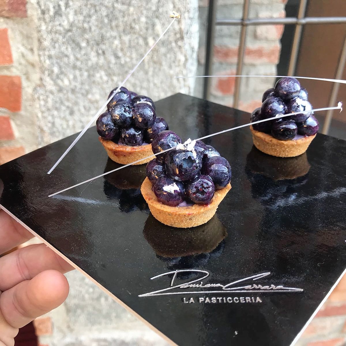 Crostatine con frolla agli agrumi e crema pasticceria al maqui e mirtilli freschi! 😍 Il maqui è un frutto della Patagonia con un forte potere antiossidante! 😊