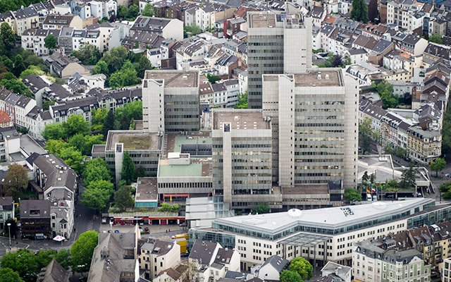 UNUEHS's tweet photo. #ZURES project is featured in Bonn's local media!
Our researchers are currently roaming the streets of Bonn conducting household surveys on city heat.
Check out articles on WDR Lokalzeit aus Bonn, @KoelnischeR, &amp; @gabonn - there's also an English article!
https://t.co/IZMewN8GCG https://t.co/Mx122fxiHf