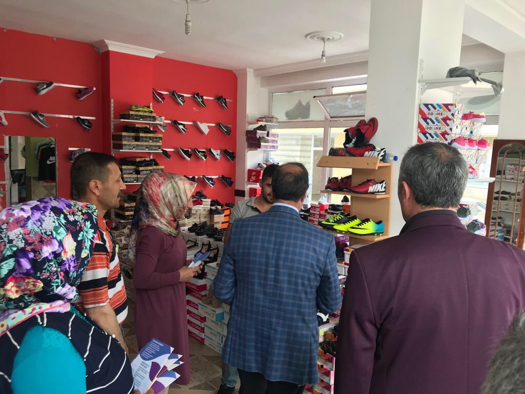 hdp_bursa's tweet photo. Arabayatağı-Çınar mahallelerinde HDP 2.bölge Mv. adaylarımızla birlikte esnaf,emekçi ve halkımızı ziyaretlerde bulunup bildirilerimizi dağıttık. @meminadiyaman_ 
#SenleDeğişir #TuDikarî https://t.co/Y7DiA0IenW