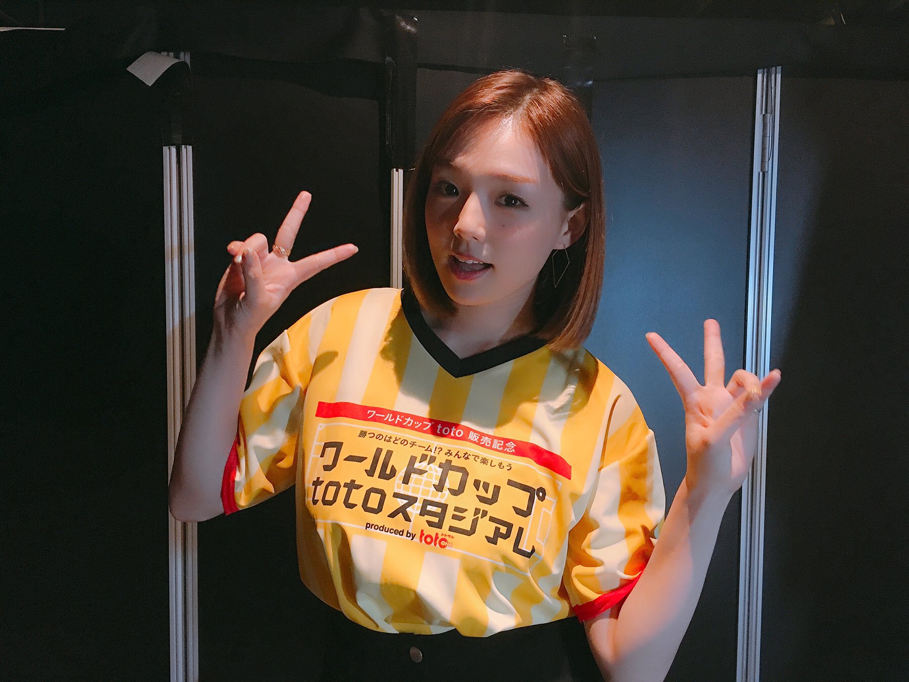 篠崎愛 ワールドカップtotoイベントに出演しました Totoユニフォームを着て 頑張れ日本 みんなで応援しよー T Co Woefixlsnc Twitter