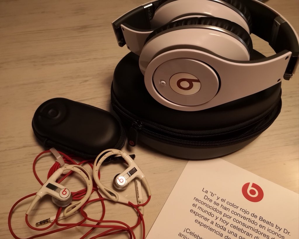 daliadepaz's tweet photo. Hace 7 años compré mis primeros audífonos #BeatsByDre y me encantaban. Hoy esta gran marca celebra su décimo aniversario y me hace muuuy feliz festejar con su #decadecollection!
•Happy anniversary @beatsbydre from a long-time fan• ⚡️❤️ https://t.co/Gx2C3epL66