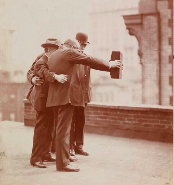 HistoryInPics's tweet photo. This is how people took selfies in the 1920s https://t.co/smBvYVqXQS