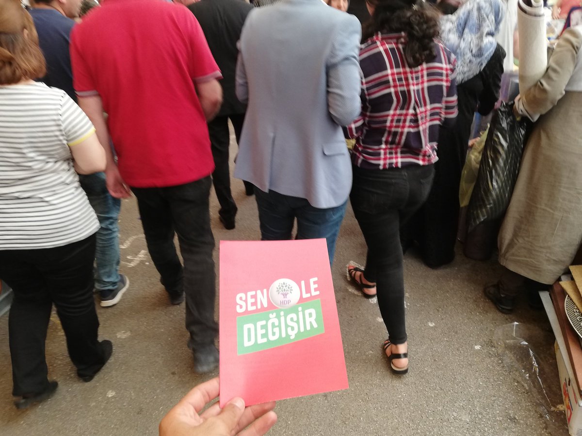 '
Nilüfer İlçesi Konak mahallesinde 1.Bölge Milletvekili Adaylarımız Aygül Saklı, İbrahim Korhan, Mustafa Yağcı, İl-ilçe yöneticilerimiz ve HDP BURSA Gençlik Meclisimizin katılımıyla pazar esnafını ziyaret ettik ve bildirilerimizi dağıttık. #SenleDeğişir #TuDikari