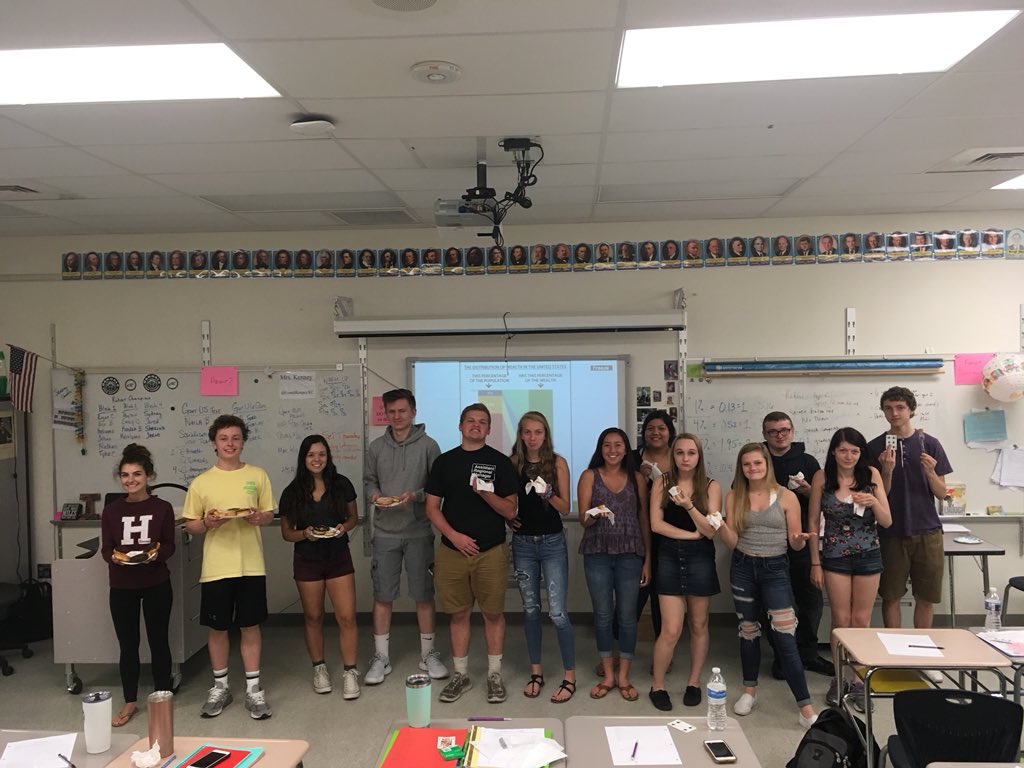 CoachKenneyXC's tweet photo. @oakdalehs Sociology students learn about distribution of wealth with doughnuts! #efl #SocRocks #donuts https://t.co/l14xF2PrKw