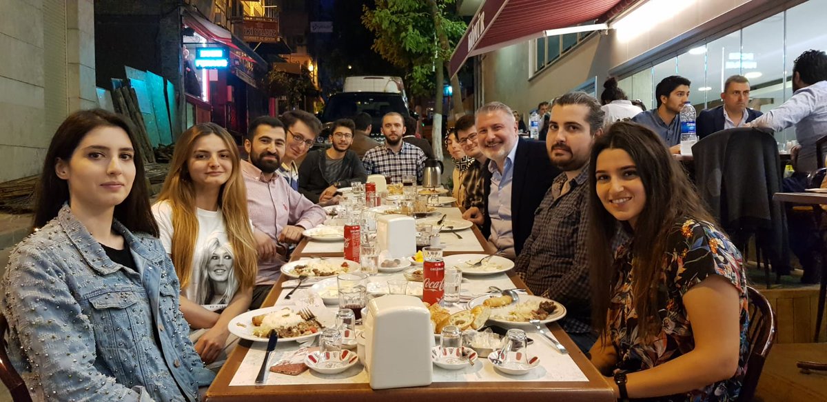 Sevgili İstanbul Hukuklu öğrencilerimle özellikle Diyerbekirli Bedirhanla😊birlikte iftar yaptık😊😊😊