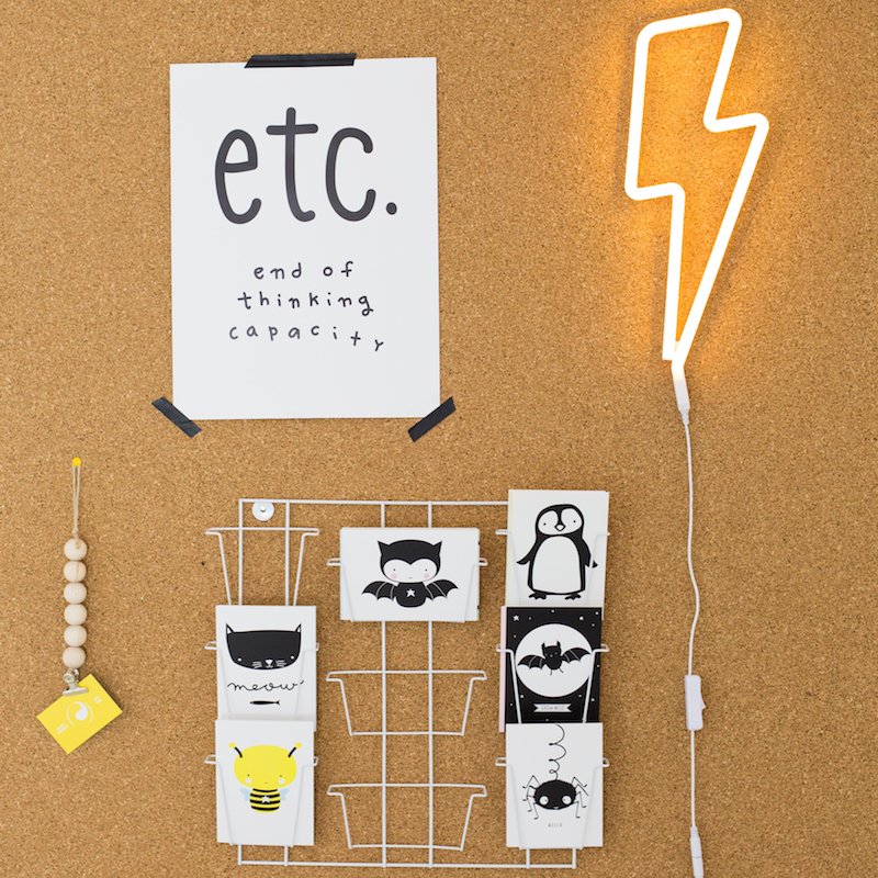 Esta original lámpara en forma de rayo será el centro de todas las miradas. Da igual la edad, tanto niños como mayores sentirán debilidad por ella y no es para menos, sólo con su presencia transmite buen rollo!