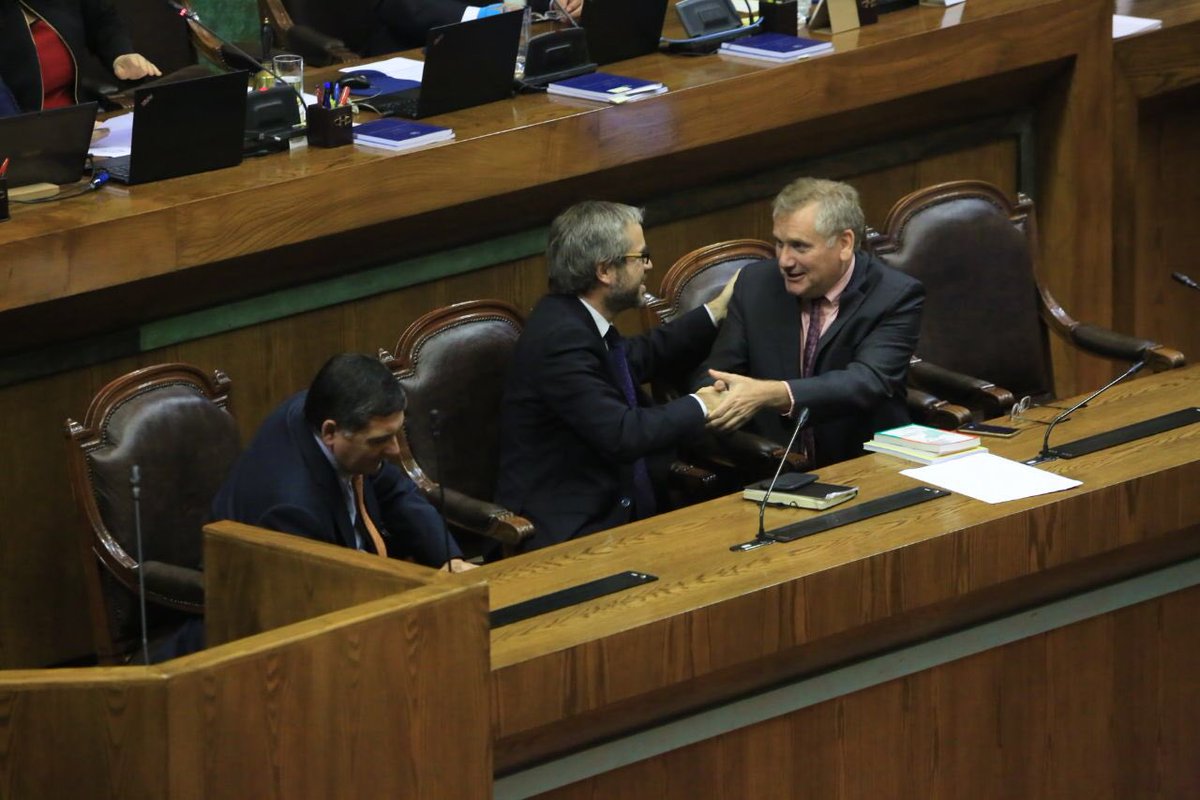 Segpres's tweet photo. Sala de la @CamaraDiputados aprueba por unanimidad proyecto de ley que crea el Ministerio de Ciencia, tecnología e innovación y queda listo para su promulgación! Ministro @gblumel señala que “es un día histórico para la ciencia y para el futuro de nuestro país” @GobiernodeChile https://t.co/qNFqZekmkY