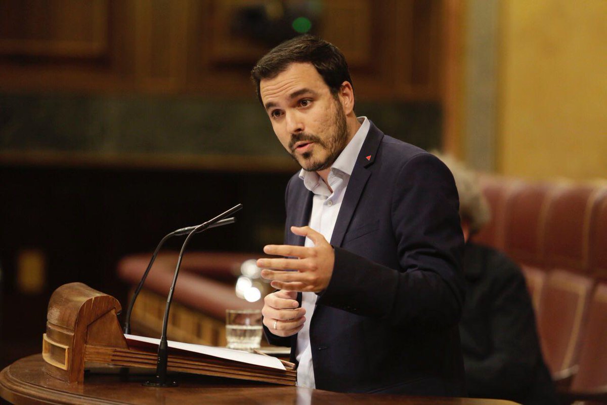 IzquierdaUnida's tweet photo. "La gente sencilla sufre las consecuencias de las políticas de recortes neoliberales del @ppopular. El 135 o la #LeyMontoro suponen la precariedad vital consolidada: salarios de miseria, contratos basura, incapacidad de comprar una vivienda, subida de la luz..." #MociónCensura https://t.co/jW4bLIBLG4