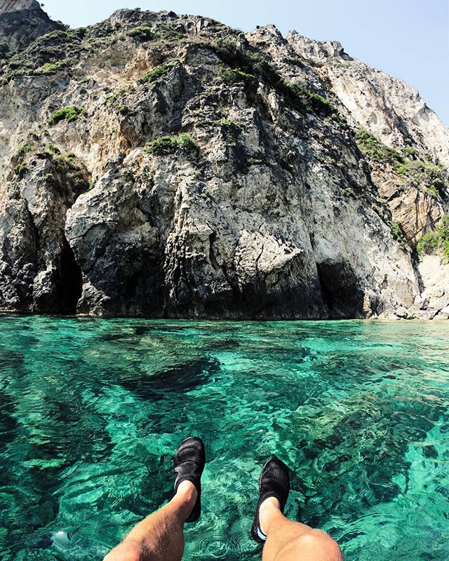 CapitaineRemi's tweet photo. On est dans la baie de #Paleokastritsa sur l'île de Corfou et ce que je peux vous dire, c'est que l'eau est bonneeeeeee. Un vrai kiff de se balader sur la mer en kayak ou en Pedalo, de s'arrêter une heure ou deux pour regarder les poissons. #gopro #goprof… https://t.co/bxDBuOJ5pb