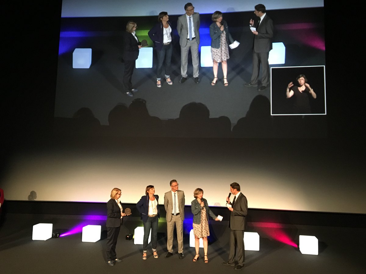 IreneedeLyon's tweet photo. #diversites2018 voici le moment de la remise des trophées @diversites2018 par les partenaires @GroupeAPICIL remet un prix à @FondationFACE https://t.co/sl1q5q999t