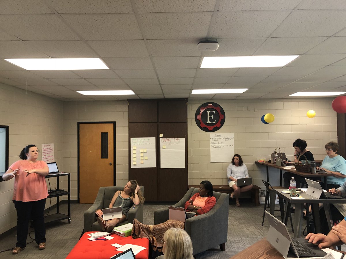 tinarich67's tweet photo. Standards based grading PD at ECS tech center! Third and fourth grade teachers are working so hard! @EESSanders @ECSedavis @ecsk12_ees @hollybmitchell @saralfenn https://t.co/S2YGq9hBtu