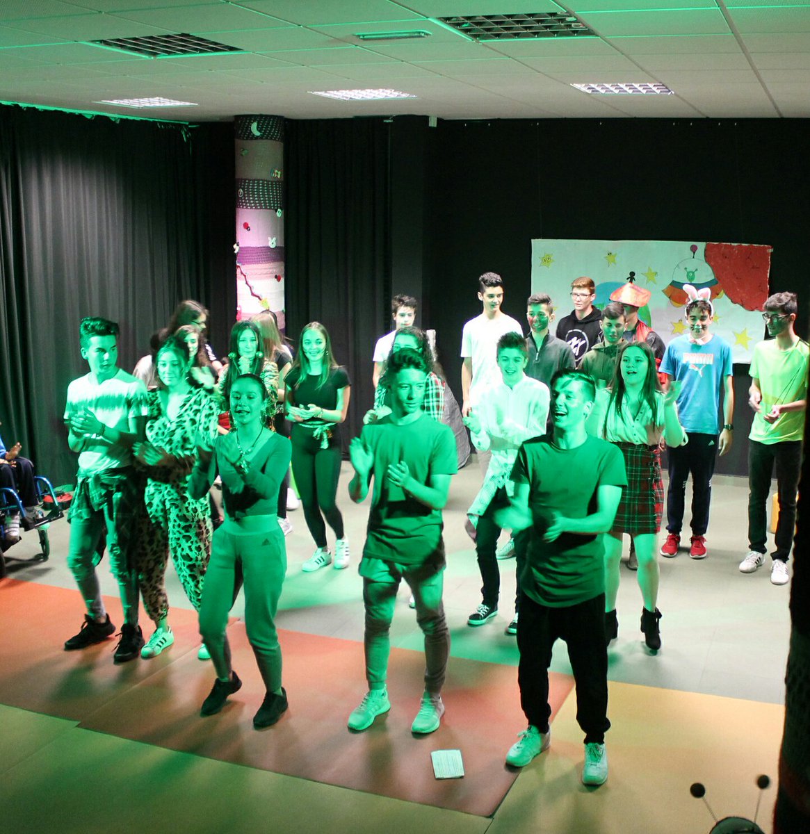 IesoTomasBreton's tweet photo. Descarados, tiernos, trabajadores y responsables, los alumnos de 4°ESO han llevado a cabo una dinamización teatralizada para los alumnos y profesores del colegio «El Camino» de ASPACE. https://t.co/NOQldNYbOb