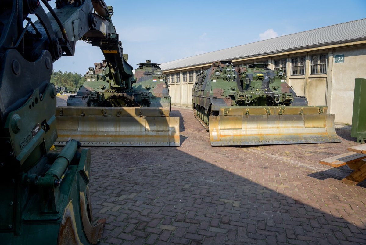 Vandaag is #Kodiak formeel overgedragen <a href="/landmacht/">Koninklijke Landmacht</a>. Een ‘Zwitsers zakmes XXL’ voor onze genietroepen. defensie.nl/actueel/nieuws…