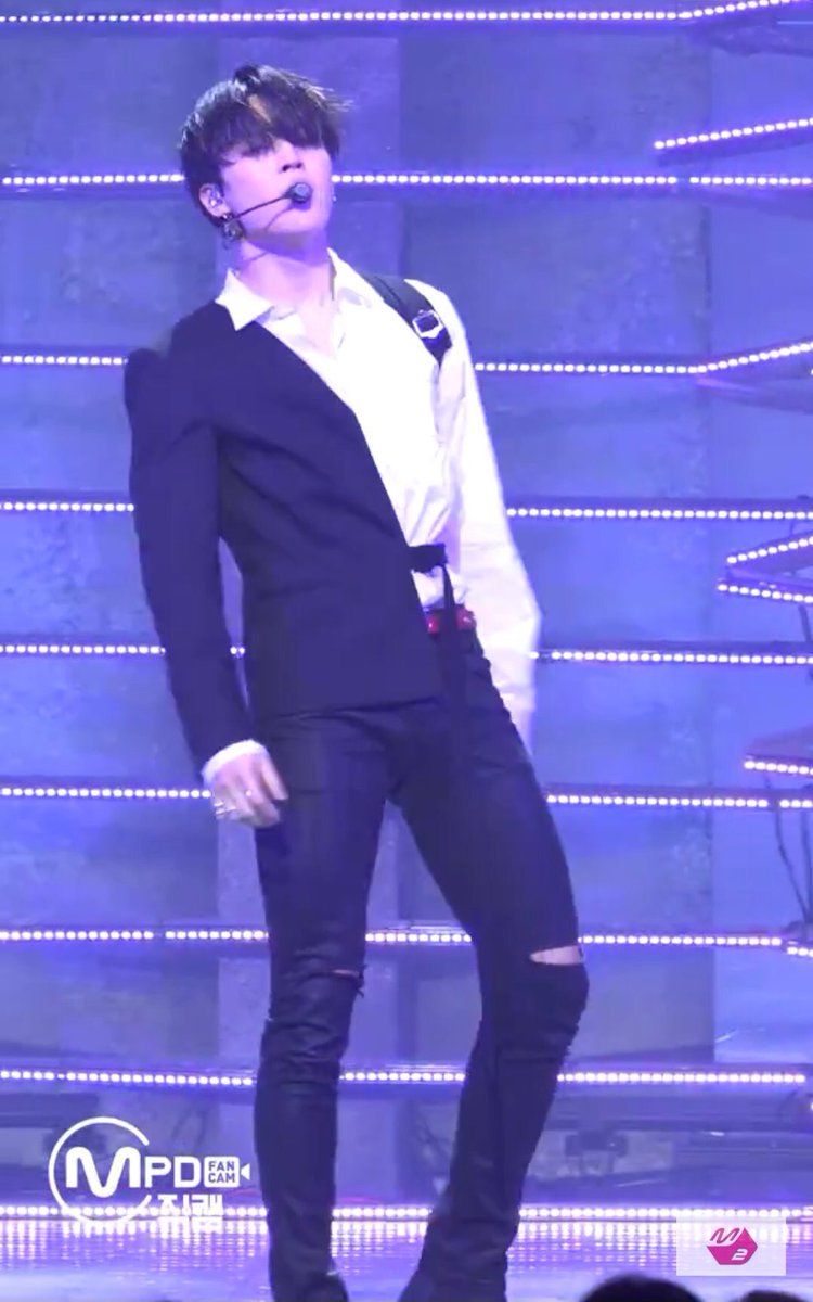 agustdfms's tweet image. I forgot how to breathe LOOK AT THIS MAN