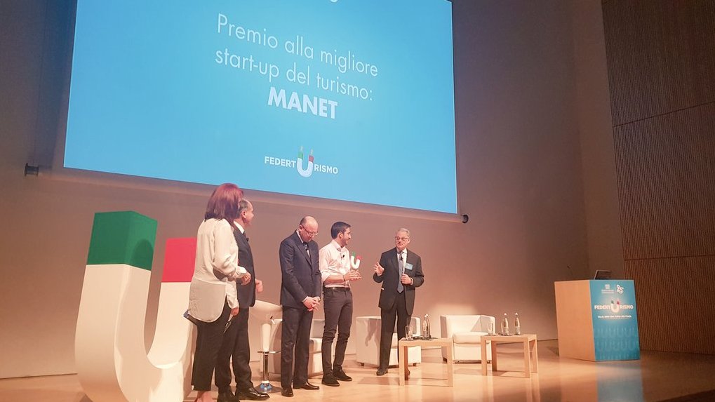 È <a href="/Official_Manet/">Manet Mobile Solutions</a> la miglior #startup del turismo! Il Presidente di #LVentureGroup <a href="/pighinideweck/">Stefano Pighini</a> consegna il premio al CEO <a href="/OfficialCalia/">Antonio Calia</a> durante la cerimonia dei 25 anni di <a href="/federturismo/">Federturismo</a> insieme a @gianf_battisti e Vincenzo Boccia <a href="/Confindustria/">Confindustria</a>