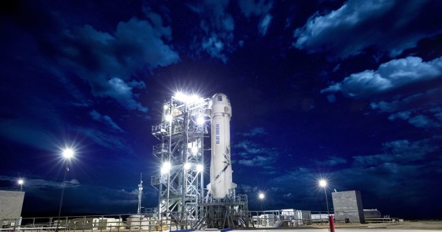 Ste_Feliciano's tweet photo. It looks like the billionaires' race to #colonizespace will kick-off in two different directions.While #SpaceX CEO #ElonMusk dreams of sending people to #Mars as soon as 2024,#BlueOrigin CEO #JeffBezos believes it's more practical to start out on the moon https://t.co/UFyaEdZgq8 https://t.co/SU88IXf9Wp