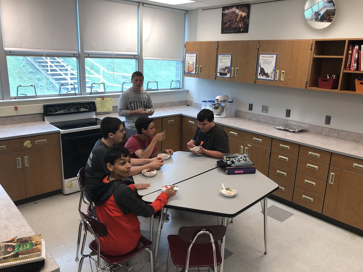 TomStoudtPSD's tweet photo. OMS students enjoying the Student Council Ice Cream Social. #omsjags https://t.co/YDesqs9CCP