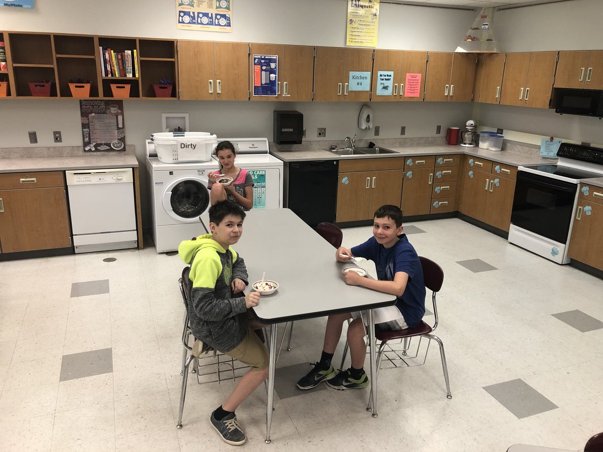 TomStoudtPSD's tweet photo. OMS students enjoying the Student Council Ice Cream Social. #omsjags https://t.co/YDesqs9CCP