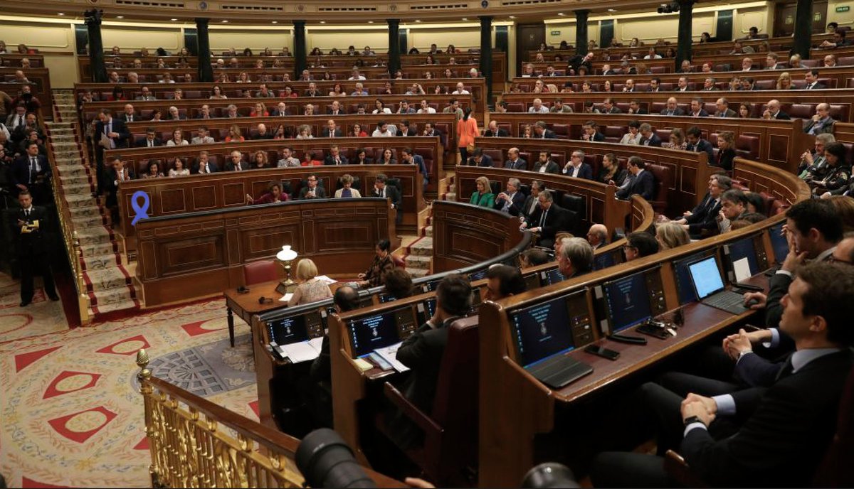 elmundotoday's tweet photo. DIRECTO #MociónCensura 
El Partido Popular ha colocado un lazo azul en el escaño vacío de Mariano Rajoy. https://t.co/AVwpwrE75W