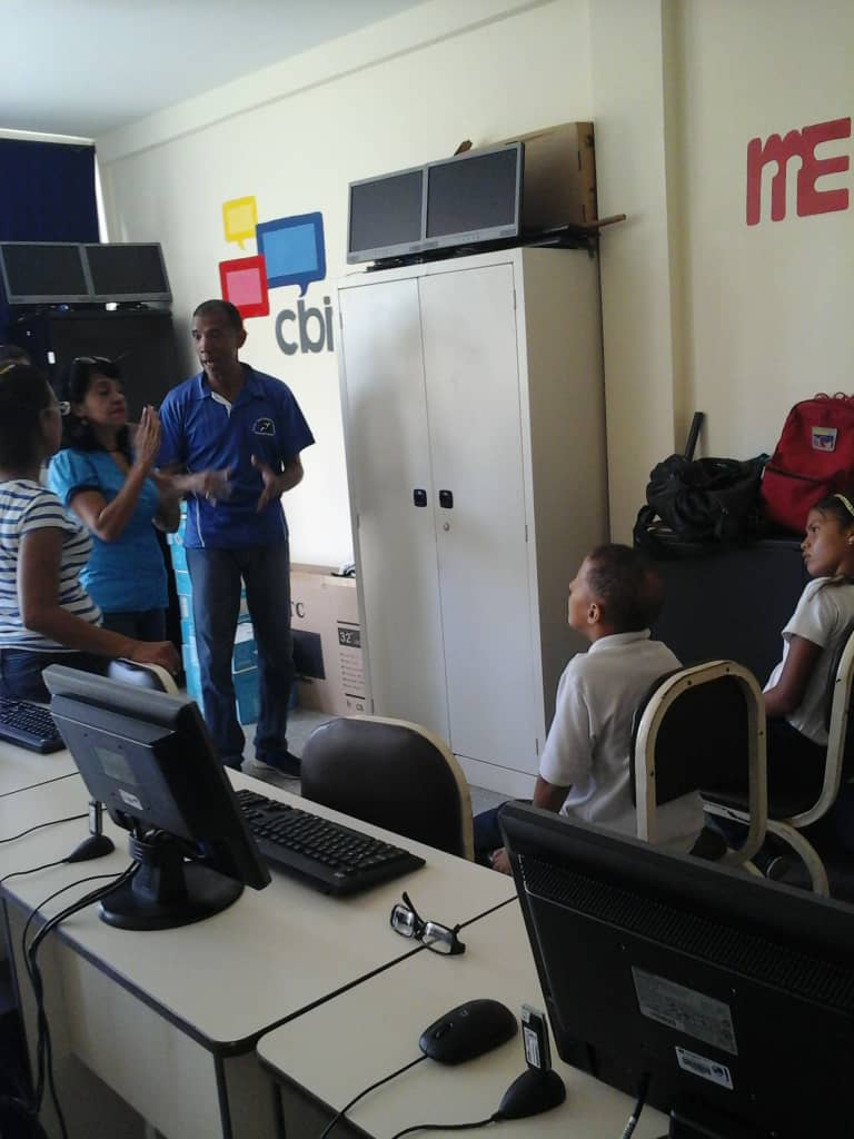 #FelizJueves Atendiendo en nuestros #CBITs a los niños,niñas y jóvenes de educación especial usando las herramientas tecnológicas para complementar su desarrolló cognitivo porque #RevolucionEsInclusion <a href="/JauaMiranda/">Elías Jaua</a> <a href="/vane_prieto/">Vanessa Prieto</a> <a href="/NorisSotoF/">Noris Marianela Soto</a> <a href="/DanteRivasQ/">Dante Rivas</a>