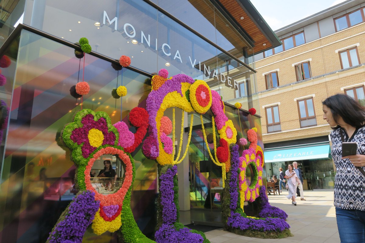 StracoRecruit's tweet photo. #StracoFun | Take a look at our highlights from May! We've had a Royal wedding, staff birthdays, a spooky trip to York Dungeons and a fabulous couple of days visiting #CDW2018 and #ChelseainBloom! #StracoLDN #RoyalWedding2018 https://t.co/o4XGrMFsKC