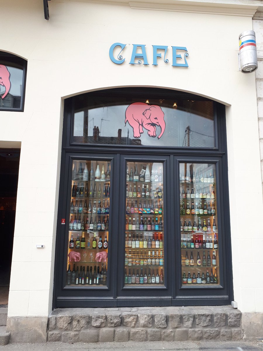 M_Orphelin's tweet image. Petite visite sympa et surprise ce matin du nouveau delirium café qui va ouvrir à la place de l'Abbaye ! #AvecModération #Angers