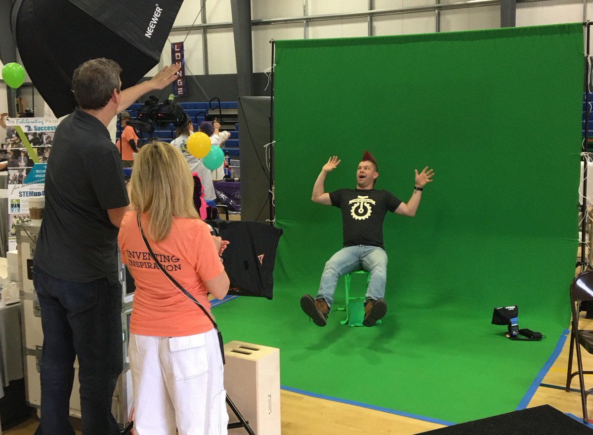 TwoBitCircus's tweet photo. #TBT to @egradman &amp; friends steppin' right up to get their #3D pictures taken by @NotFlatPhotos! Thanks for bringing this to the #HawthorneSTEAMCarnival! Such a blast. https://t.co/c6VofYhqrJ