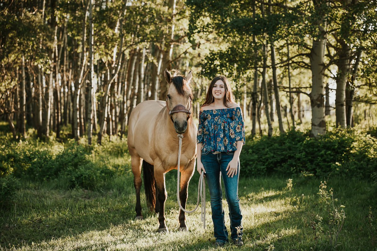 haleyjphoto's tweet photo. Give me all the seniors that have the same horse obsession as me 😍🐴🌼 https://t.co/eLISZBZeZu