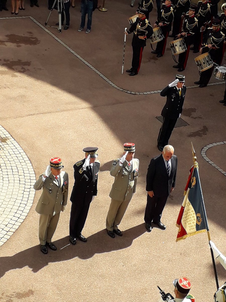 JBJusotTLM's tweet image. Le général Pierre #Chavancy Gouverneur Militaire de #Lyon fait ses adieux aux Armes après 4 ans passés à Lyon.
"Fermez le ban !"