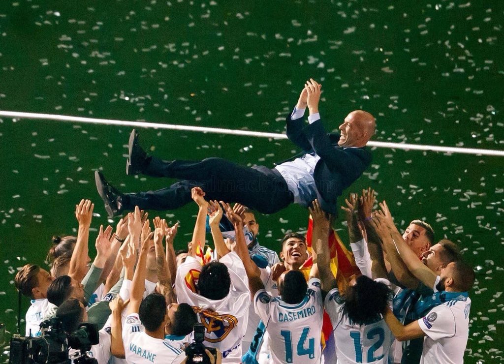 Suarez137's tweet photo. ジダンマドリーの予想外の幕切れに驚きつつも、本当に美しい去り際だなと思う。一番このタイミングが良かったのかもしれない。
CL三連覇の偉業しかり、本当に持っている男だと思う。
ジダンマドリーを生で見に行けたことは幸せでした。
ありがとうジダン！🇫🇷🇪🇸
#HalaMadrid https://t.co/m1hE7msHSM