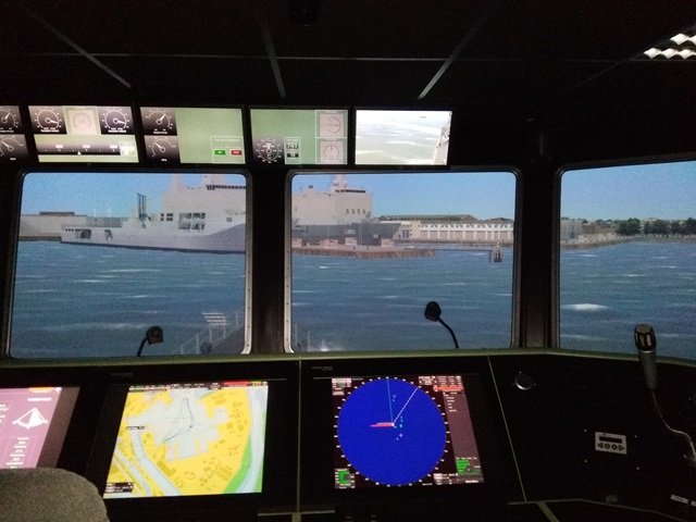 Comd_F930_LEOP's tweet photo. Bridge team training in a fantastic ship simulator from @kon_marine - Defensie Vaarschool - in Den Helder. Bi-national training in all domains. #BelgianNavy #NLBEOps #Leop https://t.co/SVxqR2hQur