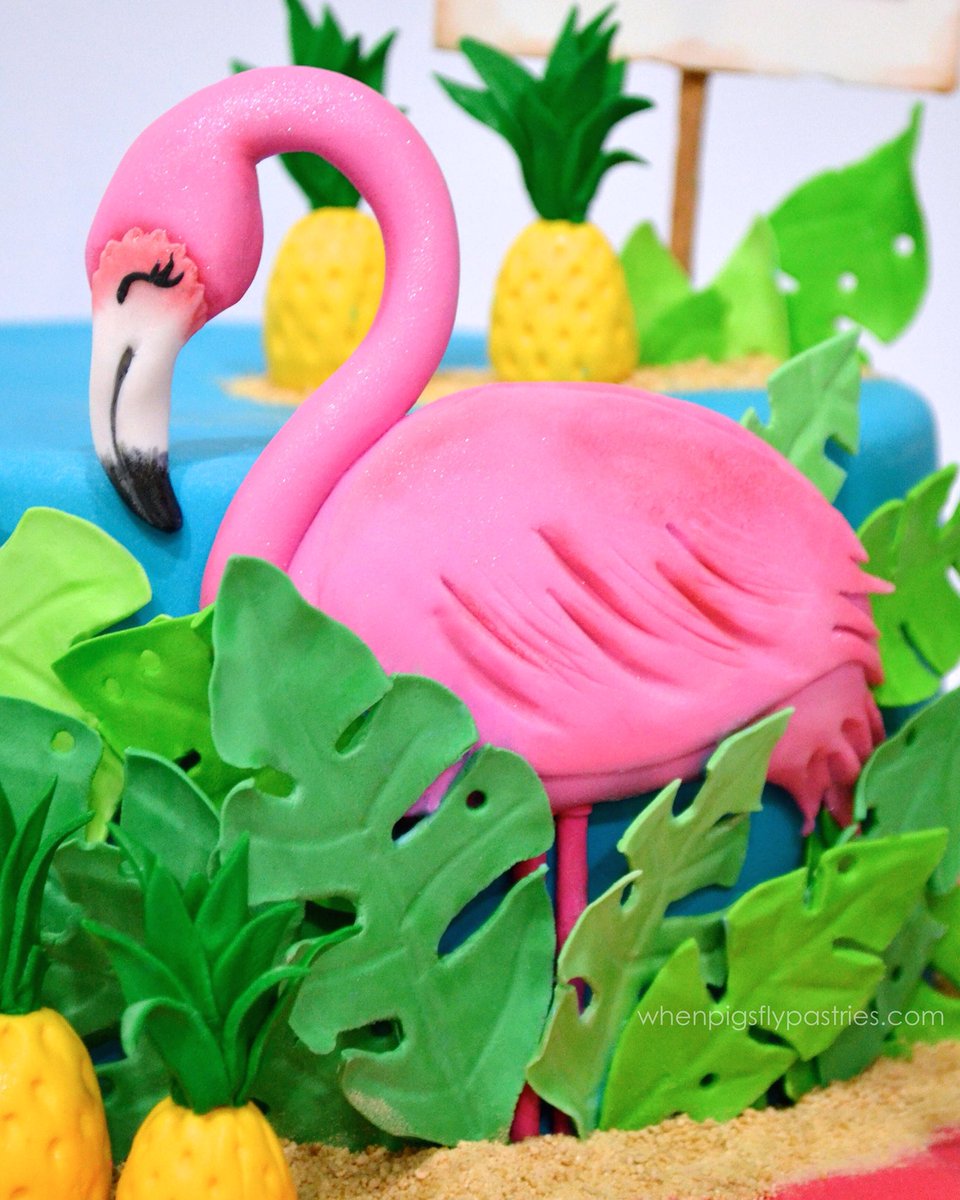 PigsFlyPastries's tweet photo. A sparkly #flamingo ✨ https://t.co/K8baB1GLEE