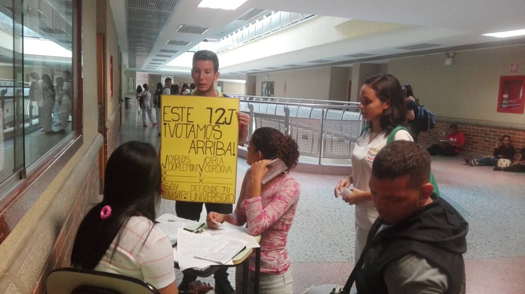 Carlosdorle's tweet photo. Aquí estamos recorriendo toda la Universidad, para que este próximo 12 de Junio decidas quienes son tus representante estudiantiles.

Estoy comprometido junto @CarlaUjap a defender tus derechos.
#Ujap https://t.co/riBEWvaTFE